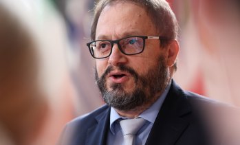 Унгарският финансов министър очаква приемане на еврото през 2032 г. чрез съкращаване на дефицита