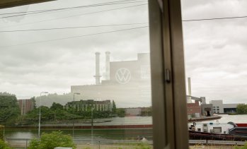 Премиерът на Долна Саксония търси баланс между кризата във VW и крайнодясната заплаха