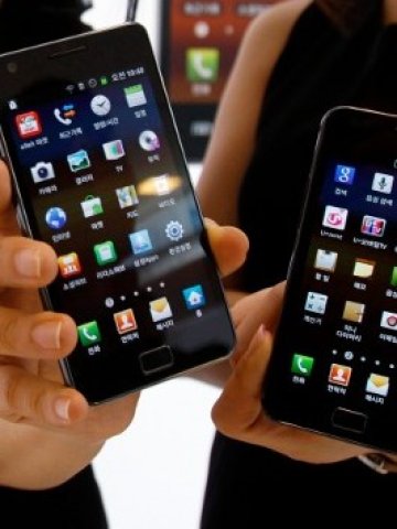 <p>
	Смартфонът Galaxy S наподобява много дизайна на&nbsp; iPhone. <em>Снимка: Ройтерс&nbsp;</em></p>
