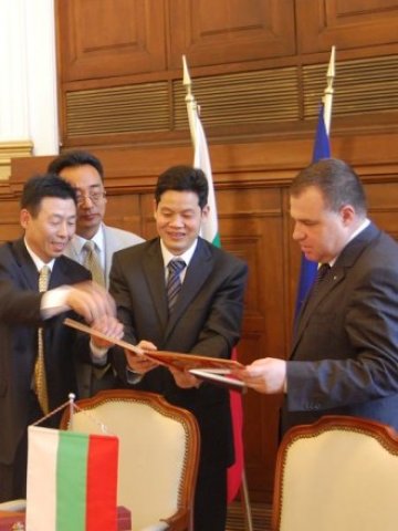 <p>
	Министър Найденов с представители на китайската делегация. <em>Снимка: МЗХ</em></p>

