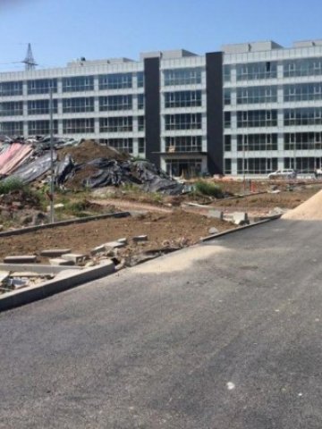 <p>
	Новата сграда е в етап довършителни работи Снимка: Темата за дружеството в Коментари на Investor.bg</p>
