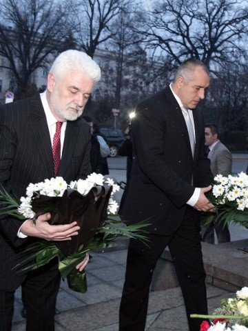 <p>Премиерите на България и Сърбия Б. Борисов и М. Цветкович поднесоха цветя пред паметника на Левски. Снимка: БТА</p>