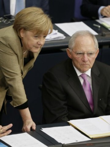 <p>
	Меркел и&nbsp;Шойбле вероятно са се примирили с отписването на гръцки дълг, но не го обявяват пoради политически съображения. <em>Снимка: Ройтерс</em></p>
