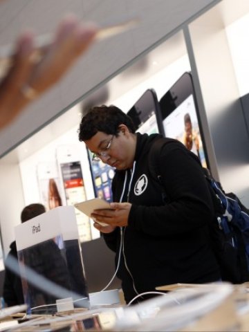 <p>
	iPhone се продава по-добре в САЩ от сбора на всички смартфони с Android. <em>Снимка: Ройтерс</em></p>
