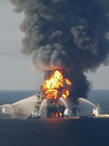<p>
	Пожарът на нефтената платформа Deepwater Horizon отне 11 живота и причини най-големия петролен разлив в историята на САЩ. <em>Снимка: Ройтерс</em></p>
