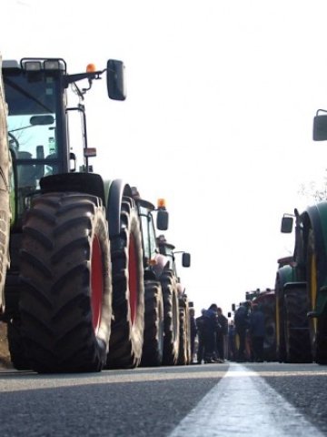 <p>
	Строените на площада трактори</p>
<p>
	Снимка: БТА</p>
