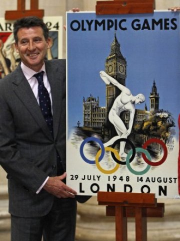 <p>
	Председателят на организационния комитет на Олимпиадата Себастиян Коу при представянето на плаката за игрите. <em>Снимка: Ройтерс</em></p>
