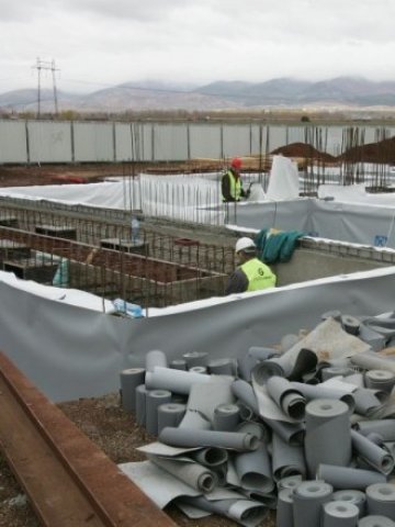 <p>
	Строежът на депото край гара Яна напредва &nbsp; &nbsp; Снимка: БТА</p>
