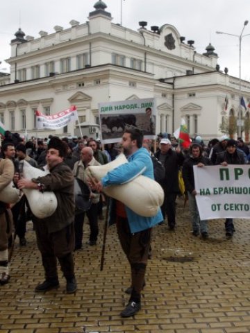 <p>
	Протестите тръгнаха от площада пред Народното събрание</p>
<p>
	Снимка: БТА</p>
