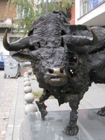 <p>
	Бикът пред сградата на БФБ на ул. Три уши в София <em>Снимка: Investor.bg</em></p>
