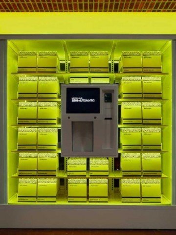 Ако избраната стока е прекалено голяма, машината издава билет, срещу който покупката се получава на рецепцията. Снимка: Luxist