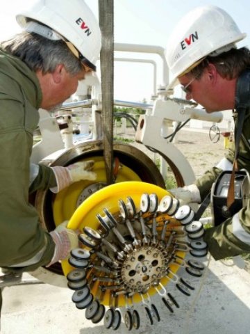 <p>
	Ако се окаже, че дружествата закъсняват с отстраняването на повредите, ще бъдат глобени. <em>Снимка: EVN</em></p>
