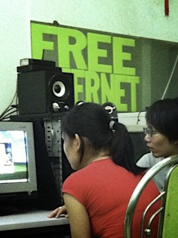 <p>
	Интернет кафе в Пекин.&nbsp;<em>Снимка: Pretamrai via Flickr&nbsp;</em></p>
