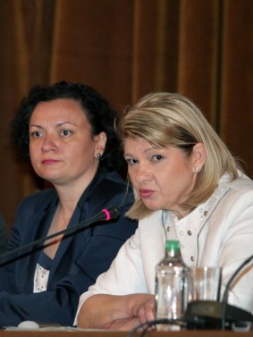 <p>
	<em>Министърът на околната среда Нона Караджова (вдясно) представи целите на националната водна стратегия при днешното обществено обсъждане на документа </em>&nbsp; &nbsp;Снимка: БТА</p>
