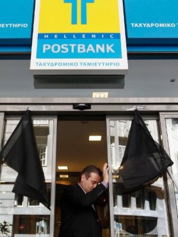 <p>
	Гръцкото правителство вече съобщи, че продава &quot;незабавно&quot; участията си в телекома ОТЕ, в държавната Пощенска банка и в пристанищата Пирея и Солун, за да намали дълга на страната. <em>Снимка: Ройтерс</em></p>
