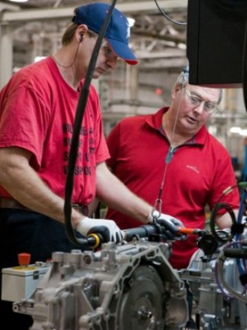 <p align="LEFT">
	Служители на General Motors във фабриката на концерна в Толедо (Охайо). <em>Снимка: Ройтерс</em></p>
