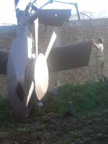 <p align="LEFT">
	Част от катастрофиралия хеликоптер в имението, където бе убит Бин Ладен. <em>Снимка: Ройтерс</em></p>
<p align="LEFT">
	&nbsp;</p>
