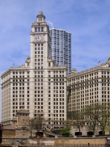 <p>
	Wrigley Building (на преден план). Снимка:&nbsp;Ron Cogswell, лиценз: <a href="http://creativecommons.org/licenses/by/2.0/" target="_blank"><strong>Creative Commons</strong></a></p>
