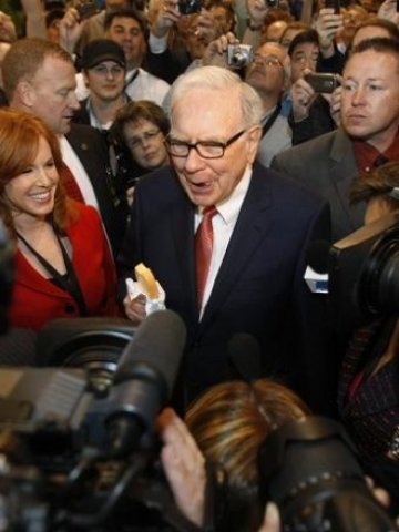 <p>
	Уорън Бъфет сред журналисти и акционери. <em>Снимка: Ройтерс</em></p>
