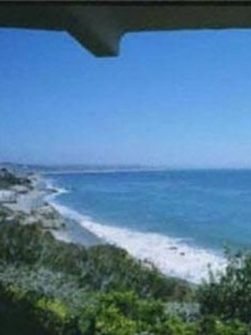 <p>
	Гледката от имението на Брад Пит в Малибу. Снимка: Realtor.com</p>
