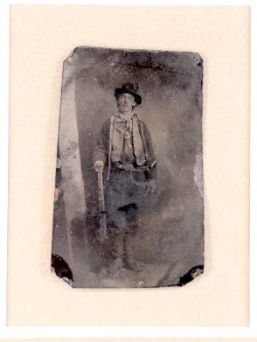 <p>
	Дагеротипната снимка на бандита е направена през 1879 г. или 1880 г. във Форт Съмнър. <em>Снимка: Ройтерс</em></p>
