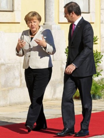 <p>
	Ангела Меркел и Педро Пасуш Коельо. <em>Снимка: Ройтерс</em></p>
