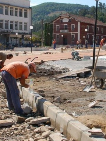 <p>
	Най-много проекти бяха насочени за ремонт на улици и площади в малките общини.&nbsp;<em>Снимка: БТА</em></p>
