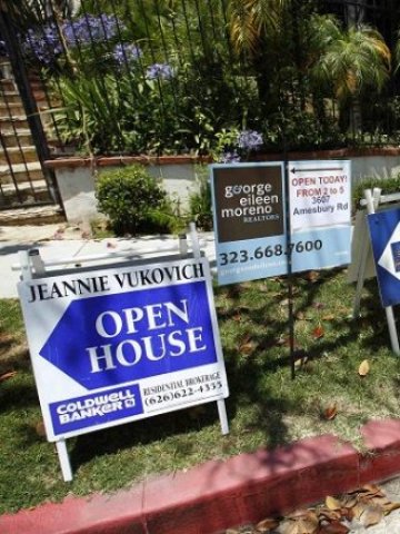 <p lang="bg-BG" style="margin-bottom: 0cm">
	Обяви за продажба на имоти в Лос Анджелис. <em>Снимка: Ройтерс</em></p>
