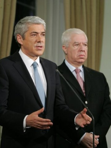 <p>
	Жозе Сократиш и финансовият министър Фернандо душ Сантуш, Снимка: Ройтерс</p>
