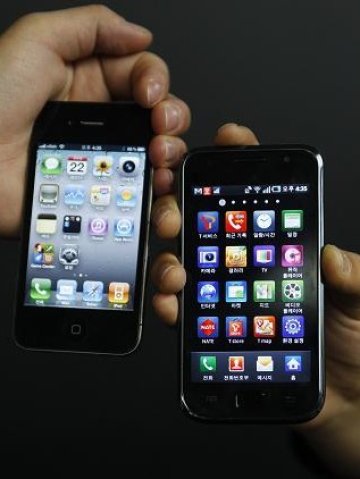 <p>
	iPhone 4 (вляво) и Galaxy S. Снимка: Ройтерс</p>
