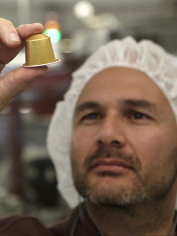 <p>
	След кафето Nestl&eacute; ще предлага и чай в капсули. <em>Снимка: Ройтерс</em></p>
