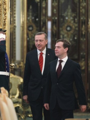 <p>
	Турският президент Реджеп Таип Ердоган с тогавашния руски президент Димитрий Медведев след подписването на договора за строежа за първа АЕЦ в страната. <em>Снимка: Ройтерс.</em></p>
