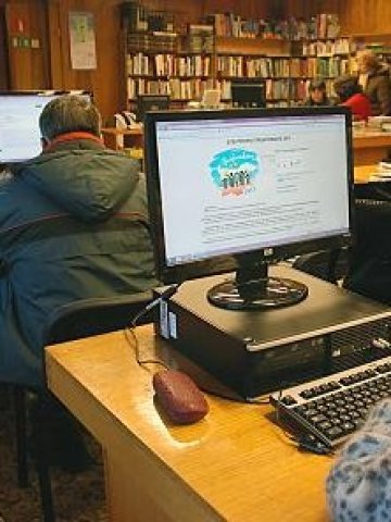 <p>Регионалната библиотека &bdquo;Христо Ботев&ldquo; във Враца предложи възможност за електронно преброяване на хората без компютри вкъщи. <i>Снимка: БТА</i></p>
<p style="margin-bottom: 0cm;">&nbsp;</p>