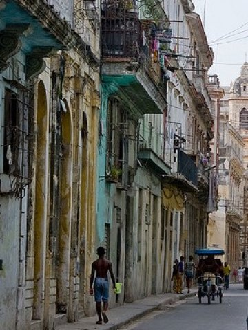 <p>Улица в Хавана. <i>Снимка: Flickr, лиценз: </i><a href="http://creativecommons.org/licenses/by/2.0/"><i>Creative Commons</i></a></p>