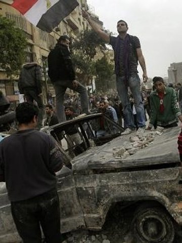 <p>Протестиращи в Кайро. <i>Снимка: БТА</i></p>