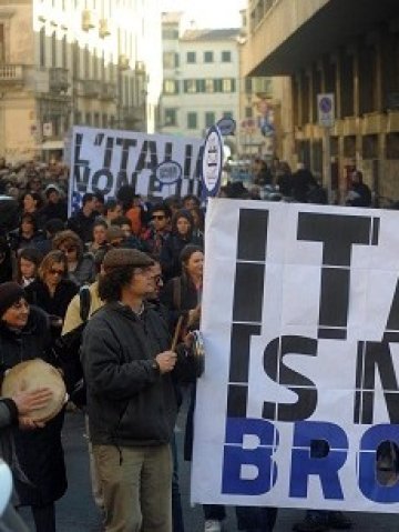 <p>Протест срещу Силвио Берлускони във Флоренция на 5 февруари. Снимка: БТА</p>