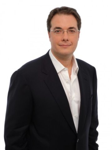 <p>
	Деймън Викърс ще покаже&nbsp;хапливия си език и острите си коментари пред аудиторията в София. <em>Снимка: Личен архив</em></p>
