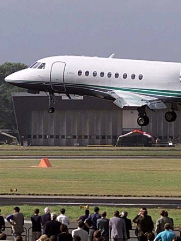 <p>
	<em>Прототип на правителствения самолет &quot;Фалкон-2000&quot; </em>Снимка:<em> Ройтерс</em></p>
