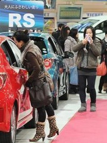 <p>Потребители в&nbsp;шоу-рума на Toyota в Токио Снимка: БТА</p>