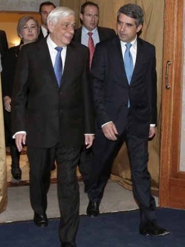 <p>
	Росен Плевнелиев посреща президента на Гърция Прокопис Павлопулос. <em>Снимка: БТА</em></p>
