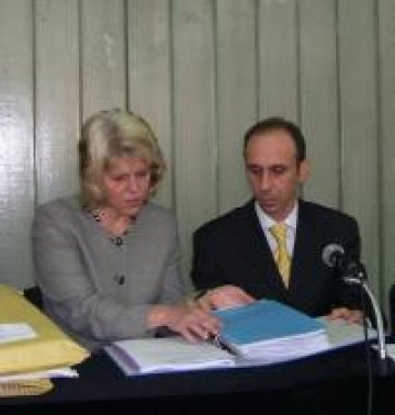 Тодор Николов при отварянето на офертите. Снимка: Investor.bg