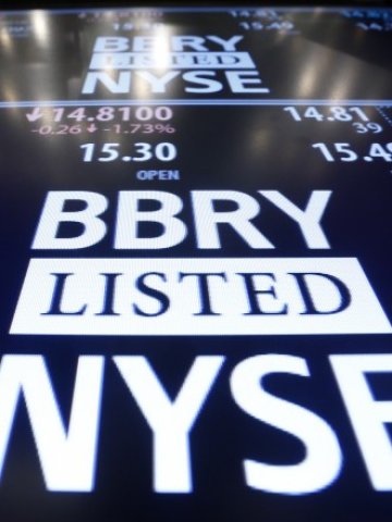 <p style="text-align: justify;">
	BlackBerry може да търси промяна, като слезе от фондовата борса. <em>Снимка: Ройтерс</em></p>
