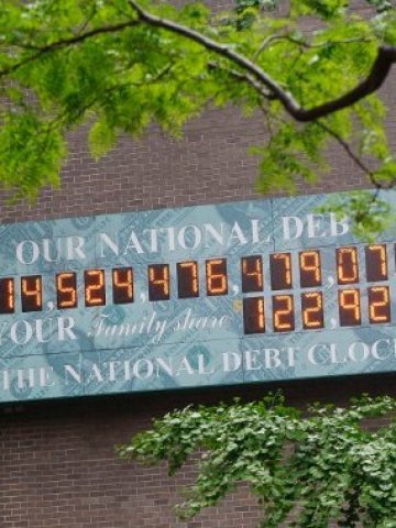 <p>
	Часовникът на дълга до Таймс Скуеър в Ню Йорк, показващ колко е американският държавен дълг.<em> Снимка: Ройтерс</em></p>

