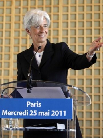 <p style="margin-bottom: 0cm">
	Френският финансов министър Кристин Лагард при обявяването на кандидатурата си за шеф на МВФ на пресконференция в Париж днес. <em>Снимка: Ройтерс</em></p>
