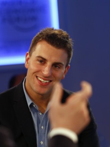 <p style="margin-bottom: 0cm; line-height: 100%">
	Брайън Чески, съосновател и главен изпълнителен директор на компанията.<em> Снимка: Ройтерс</em></p>
