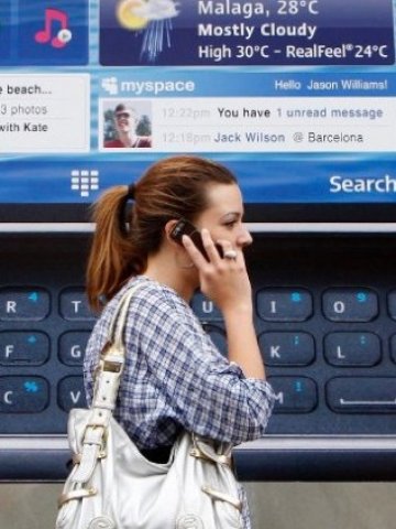 <p>
	Tаксите за роуминг ще трябва да намалеят до максимум 0.24 евроцента на минута от сегашните 0.39 евроцента на минута. <em>Снимка: Ройтерс</em></p>
