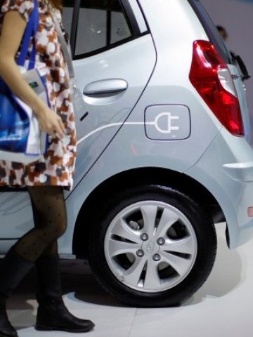 <p>
	Всички водещи производители искат да наложат свои електромобили на пазара. <em>Снимка: Ройтерс</em></p>
