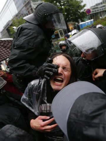 <p>
	Германската полиция потуши бунтовете пред сградата на европейската финансова институция.&nbsp;<em>Снимки: Ройтерс</em></p>
