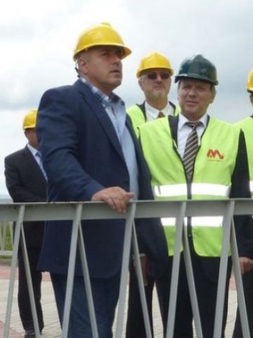 <p>
	Премиерът Бойко Борисов беше гост при откриването на&nbsp;нова микробиологична инсталация в комбината.<em> Снимка: Асарел Медет</em></p>
