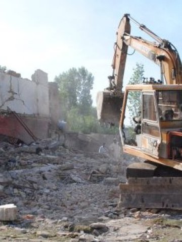 <p>
	Разделнянето на тухлите от дограмата, варовите разтвори и останалите елементи в къщите ще стане задължително.&nbsp;&nbsp;<em>Снимка: БТА</em></p>
